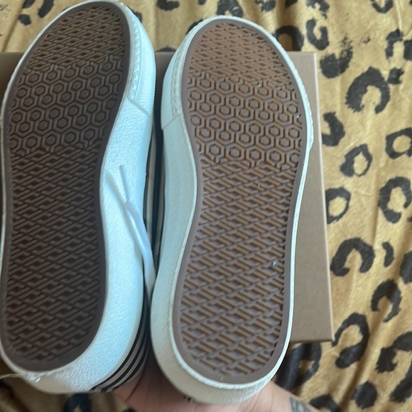 Burberry Canvas Shoes only wore once too big more like 7 - Picture 2 of 6